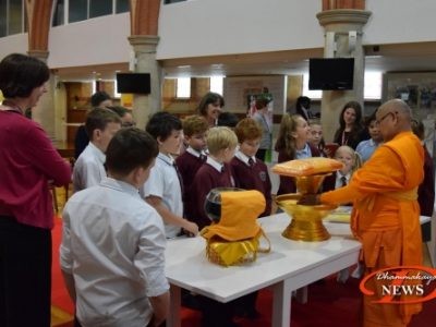 Anh: Giáo viên, học sinh học thiền tại Thiền viện Wat Phra Dhammakaya