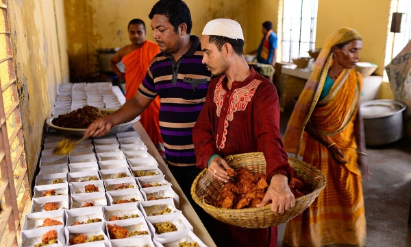 Bangladesh: Phật giáo phát thức ăn cho người Hồi giáo nhân tháng Ramadan