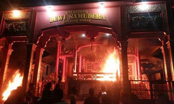 Indonesia: Phần tử Hồi giáo cực đoan phóng hỏa đốt chùa Phật giáo
