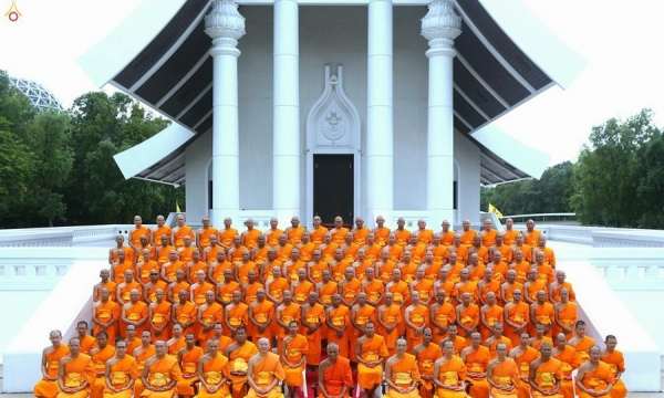 Hình ảnh xuất gia gieo duyên tại tu viện Wat Phra Dhammakaya, Thái Lan