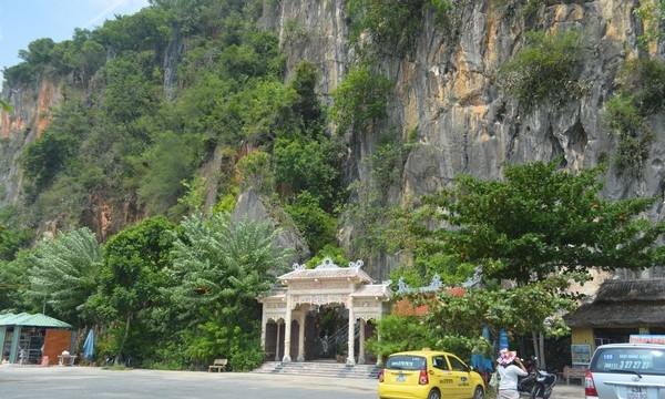 Ở thành phố có ba ngôi chùa Linh Ứng...