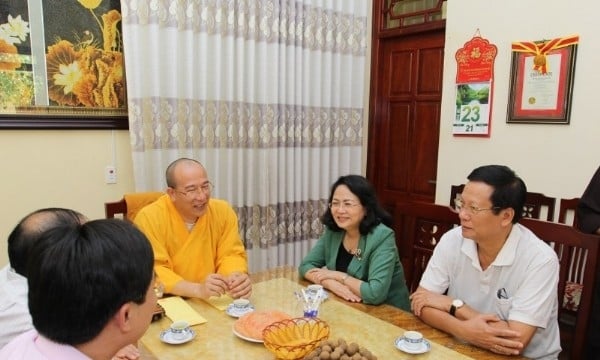 Phó Chủ tịch nước Đặng Thị Ngọc Thịnh về thăm Chùa Ba Vàng