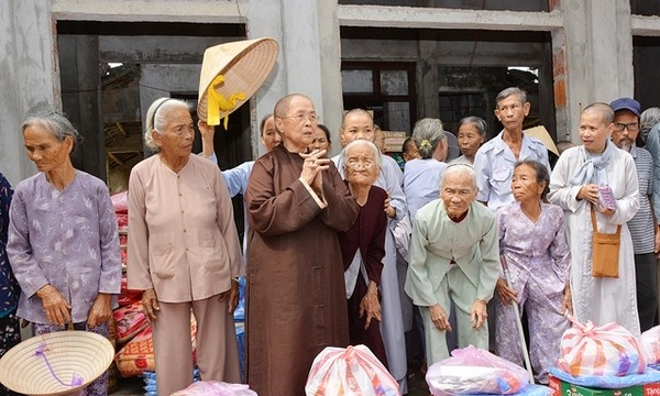 Phật tử ở Đức thăm tặng quà đồng bào vùng lũ Quảng Trị