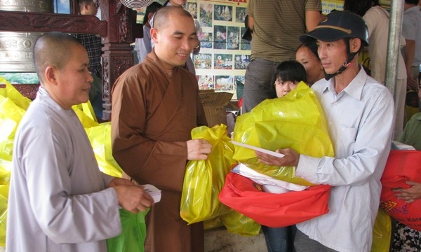 Trao quà người dân vùng lũ Nghệ An, Hà Tĩnh và áo ấm cho học sinh 