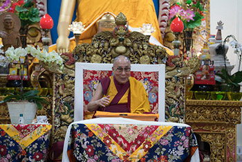 Ấn Độ: Đức Đạt Lai Lạt Ma chia sẻ với khách hành hương tại tu viện Tsuglagkhang
