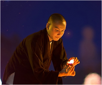 Đốt đèn cúng Phật
