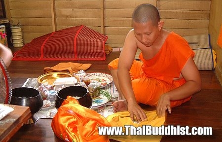 Oai nghi trong khi ăn của nhà sư Thái Lan