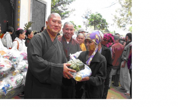 Lâm Đồng: Chùa Hội Phước tặng 200 phần quà cho bà con nghèo