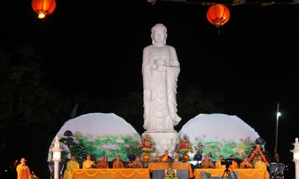 Quảng Bình: Ấn tượng đêm hoa đăng bằng đèn led mừng vía Phật A Di Đà