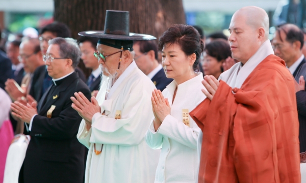 Hàn Quốc: Tổ chức Lễ Phật đản, Tổng thống cầu siêu cho các nạn nhân Sewol