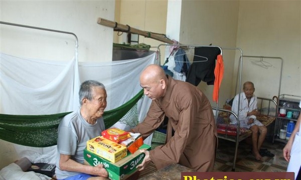 Thái Bình: Chùa Từ Xuyên từ thiện tại bệnh viên Phong Văn Môn