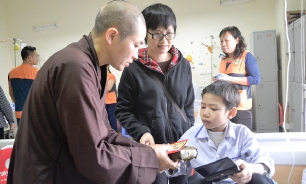 Hà Nội: Chùa Đình Quán tặng hơn 500 phần quà cho bệnh nhân nghèo