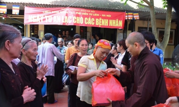 Hà Nội: Nhân dịp Phật đản, chùa Đình Quán tặng 500 phần quà cho bệnh nhân nghèo