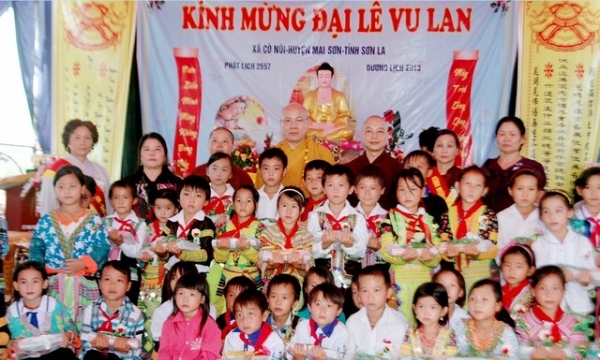 Sơn La: Trao tặng 500 phần quà học sinh dân tộc hiếu học