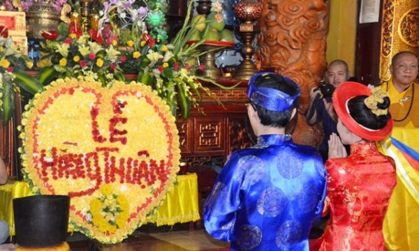 Chùm ảnh: Phật tử người nước ngoài làm lễ Hằng thuận tại chùa Quán Sứ