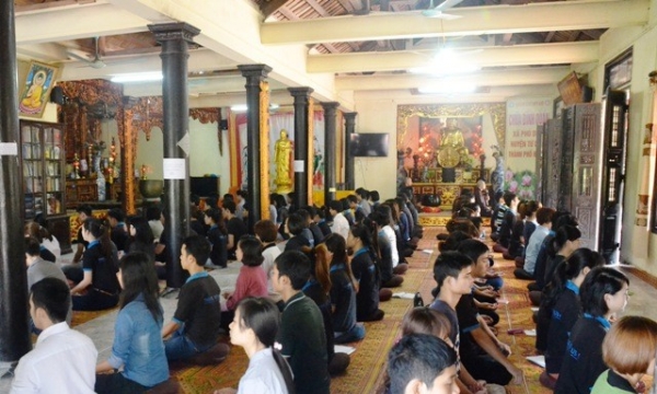Hơn 100 sinh viên ngành Du lịch lên chùa Đình Quán 'tập tu' 
