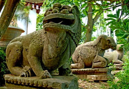 'Chặn đường' sư tử đá hung dữ vào chùa Việt