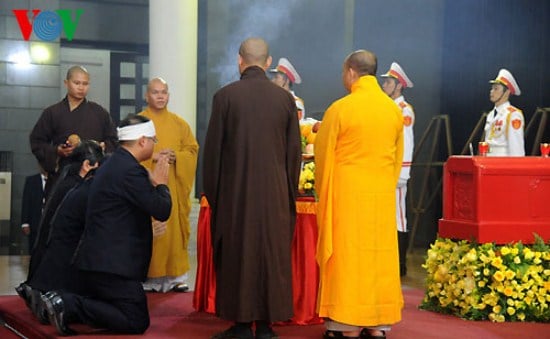 Hình ảnh lễ phát tang cho gia quyến Đại tướng theo nghi thức Phật giáo