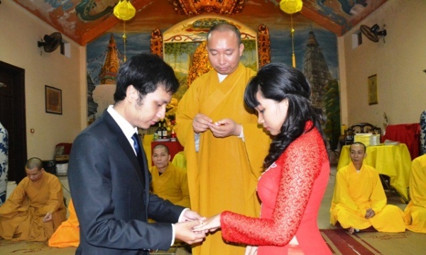 Cô dâu 'nghẹn ngào' trong lễ hằng thuận tại chùa Phúc Lâm