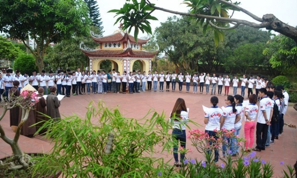 Hơn 100 sinh viên khoa Du lịch ngoại khóa tại chùa Đình Quán