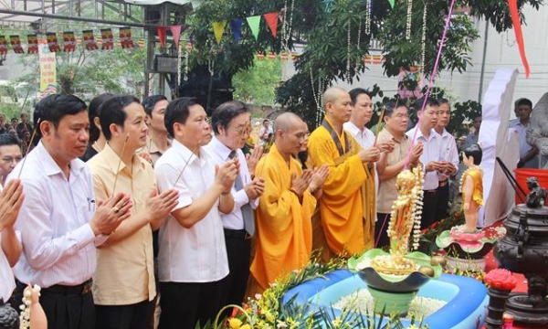 Thái Nguyên: Hàng ngàn người tham dự nghi thức tắm Phật và giễu hành xe hoa