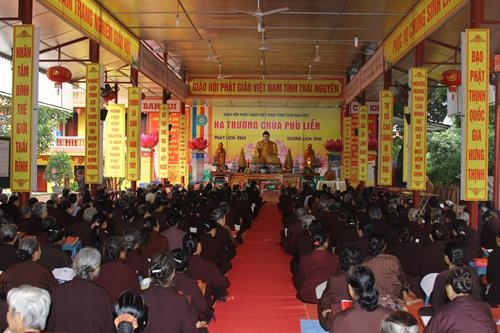 Thái Nguyên: Hàng trăm phật tử tinh tấn đến trường hạ nghe pháp - tụng kinh