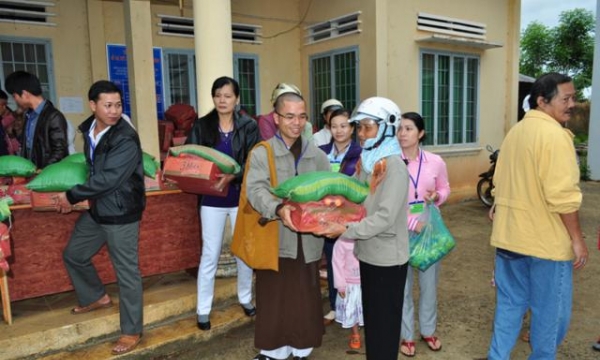 Lâm Đồng: Chùa Linh Thắng tặng 450 phần quà cho bà con người dân tộc thiểu số K’Ho