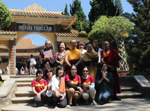 Tiến sĩ Phật học Khangser Rinpoche chiêm bái danh lam thắng cảnh chùa ở Việt Nam