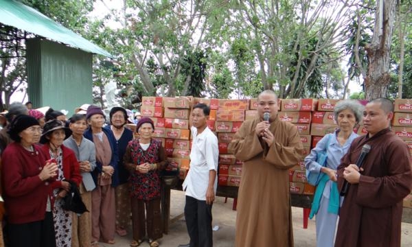 Lâm Đồng: Chùa Vạn Hạnh thăm tặng quà cho bà con nghèo