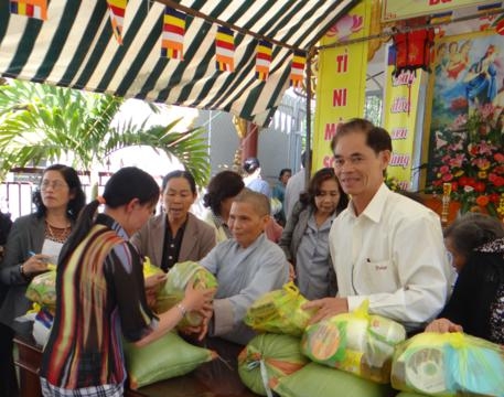Lâm Đồng: Chùa Hương Quang tặng quà cho bà con nghèo 