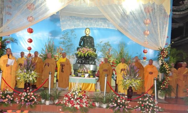Lâm Đồng: Chùa Giác Hải - đêm hoa đăng, hoàn mãn chiêm bái bảo tượng Phật hoàng Trần Nhân Tông 