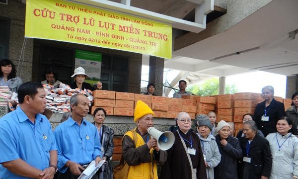 Bình Định: Ban Từ thiện GHPGVN tỉnh Lâm Đồng cứu trợ bà con vùng lũ