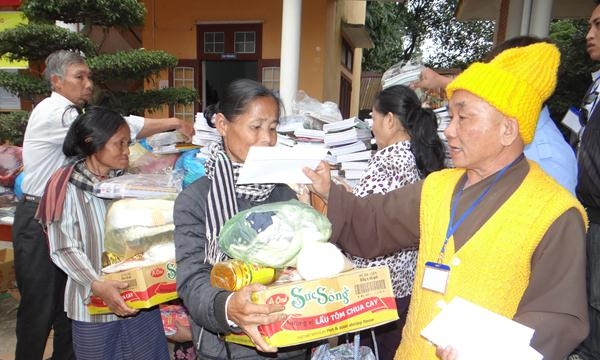 Quảng Trị: Phật giáo Lâm Đồng tặng quà cho bà con dân tộc thiểu số gốc Vân Kiều