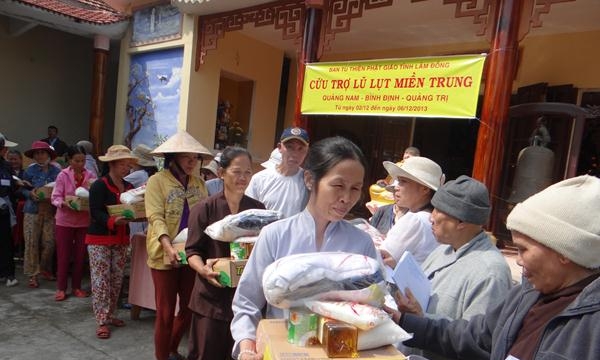 Ban từ thiện PG Lâm Đồng tặng quà cho bà con vùng lũ tỉnh Quảng Nam 