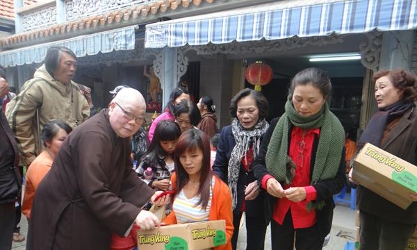 Lâm Đồng: Chùa Hương Quang, Ni Viện Tuệ Quang tặng quà Tết cho bà con nghèo