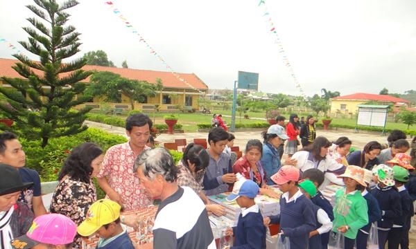 Lâm Đồng: Nhóm từ thiện Cúc Biên tặng quà bà con nghèo huyện Đơn Dương 