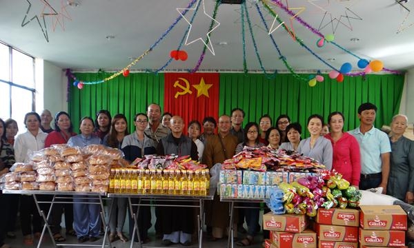 Lâm Đồng: Chùa Đông Phước (Tp.HCM) thăm tặng quà tại các trung tâm bảo trợ