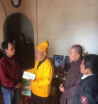 Lâm Đồng: Tổ đình Linh Quang tặng quà cho bệnh nhân nghèo  