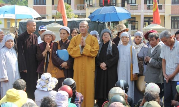 TT.Huế: Phật giáo A Lưới tặng quà đến Hội người mù