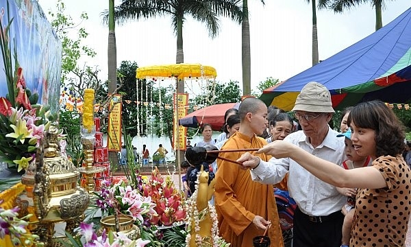 “3 thế hệ” cùng về chùa dự Lễ tắm Phật