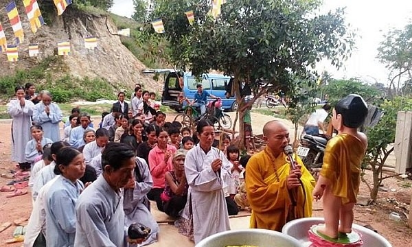 Lễ tắm Phật nơi các buôn nghèo Tây Nguyên