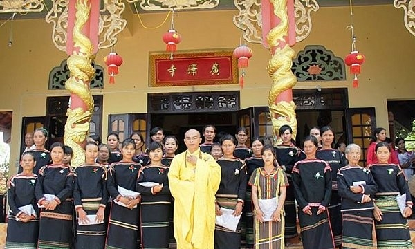 Hơn 100 bà con người dân tộc thiểu số “bén duyên” đạo Phật