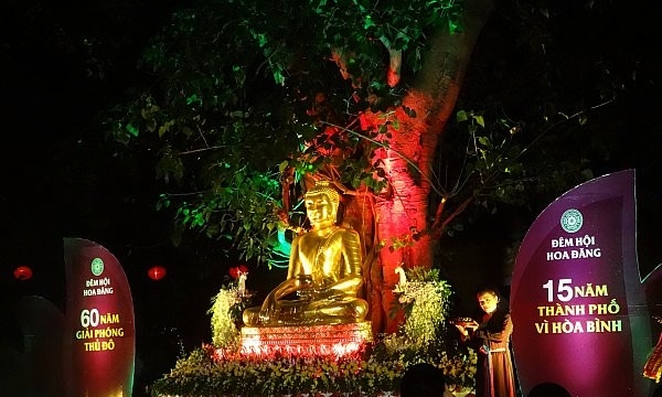Linh thiêng đêm hội hoa đăng ngưỡng vọng hòa bình nơi chùa Trấn Quốc