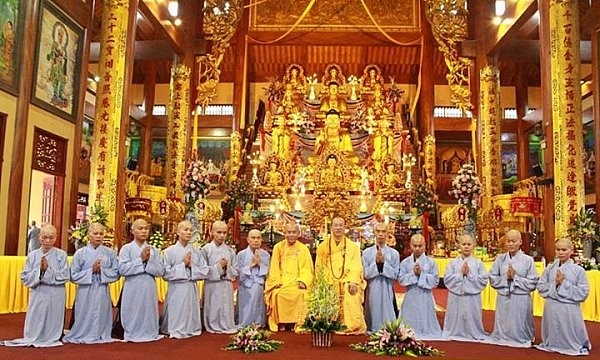 Hình ảnh 11 giới tử xuống tóc đi tu tại chùa Ba Vàng