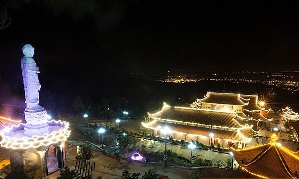 Ngắm cảnh chùa Ba Vàng về đêm