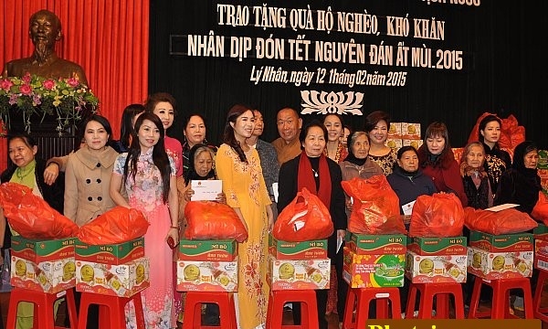 Phó Chủ tịch nước Nguyễn Thị Doan thăm và tặng quà từ thiện tại Hà Nam