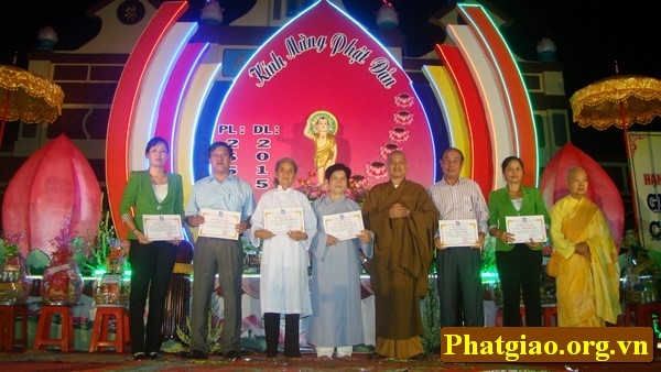 Kiên Giang: Trao quà từ thiện mừng Phật đản
