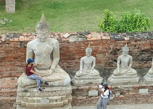 Nữ du khách ngồi vào lòng tượng Phật ở Thái Lan đã... thoát hiểm thế nào?