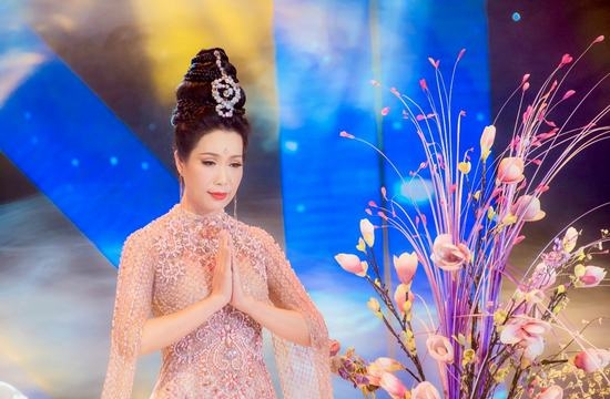 Á hậu Trịnh Kim Chi lạc vào cảnh bồng lai khi hát nhạc Phật