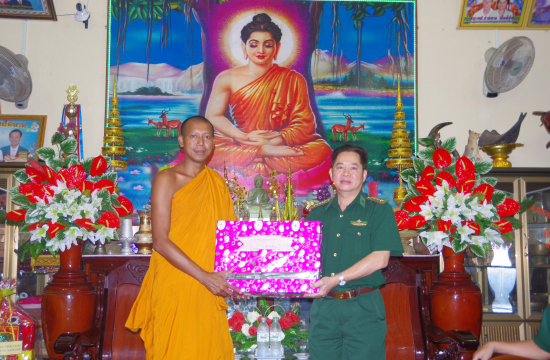 BĐBP Sóc Trăng tặng quà các chùa Khmer nhân dịp lễ Sene Đôlta